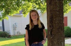 O mamă i-a făcut fiicei sale această fotografie, în curtea casei, și a urcat-o Facebook: Cum au văzut poza, prietenii și rudele i-au scris îngrijorați.. Imediat cum a citit comentariile, mama s-a dus repede la fiica ei! Detaliul cutremurător observat în fotografie…