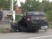 Un șofer beat care mergea cu viteză a lovit două TIR-uri și s-a răsturnat peste o țeavă de gaz
