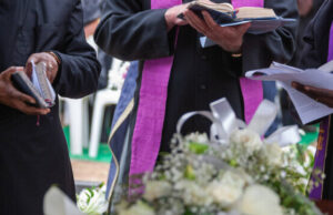 Un pastor a murit după ce a încercat să recreeze Învierea lui Iisus și s-a lăsat îngropat de viu