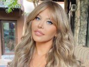 Ținuta îndrăzneață cu care Loredana Groza a ieșit la plimbare în Paris. Solista a făcut poze în lift pentru a-și arăta abdomenul lucrat