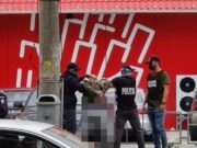 Un traficant de droguri s-a scăpat pe el când a fost încătușat de polițiști, în Cluj-Napoca