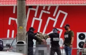 Un traficant de droguri s-a scăpat pe el când a fost încătușat de polițiști, în Cluj-Napoca