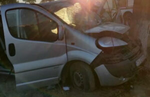 Imagini de la locul accidentului. Impactul a fost atât de puternic, încât șoferul a rămas încarcerat