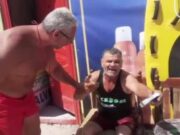 Salvamarii au observat ca era luat cu ușurință de apă și forțat l-au scos din apă pentru că acesta opunea rezistență.