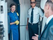 O stewardesă a dezvăluit ”CELE MAI MURDARE” secrete ale meseriei!!! Ce fac piloții pentru a ATRAGE însoțitoarele de zbor în PATUL lor. ”Mi s-a întâmplat și mie”