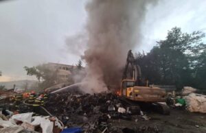 Incendiu cu mari degajări de fum la un depozit de fier vechi din Zalău. A fost emis un mesaj Ro-Alert