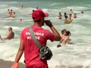 Scene șocante pe plaja din Eforie! Doi salvamari au ajuns la spital cu răni grave după ce au fost luați la bătaie de șase turiști bucureșteni. Ce i-a deranjat pe agresori este absolut halucinant