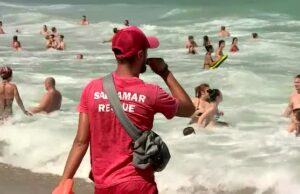 Scene șocante pe plaja din Eforie! Doi salvamari au ajuns la spital cu răni grave după ce au fost luați la bătaie de șase turiști bucureșteni. Ce i-a deranjat pe agresori este absolut halucinant