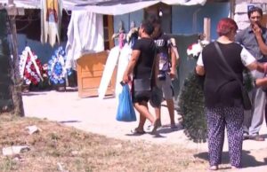 Imagini cutremurătoare de la înmormântarea gemenilor morți la Ploiești. Copilașii au fost îngropați în sicrie albe