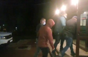 Primele imagini cu agresorii de la Vatra Dornei, reținuți pentru că au bătut un activist și djoi jurnaliști