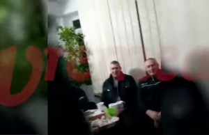 Chefuri cu ”chiuială” în biroul șefului Poliției Locale Bârlad. ”Țuică, vin sau bere? Apă nu avem!”. Chemați de acasă să bea