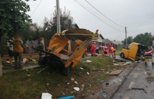 Accident grav, în Suceava. Nu a mai rămas mai nimic dintr-o dubă, după impactul cu un TIR.