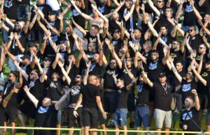 FCU Craiova, amendată după ce un suporter a aruncat cu pantoful în arbitrul asistent! Cât vor scoate oltenii din buzunar