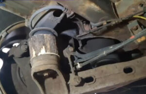 Control cu surprize la RAR: Microbuz cu o bucată de lemn pe post de suspensie