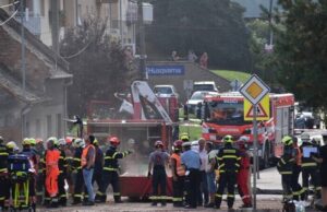 Explozie uriașă: O casă a sărit cu totul în aer. Doi pompieri au murit. Unde s-a întâmplat tragedia