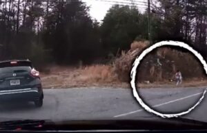 Era la volan atunci când a observat o fetiță mergând singură pe marginea unei șosele aproape pustii. A oprit și a întrebat-o ce a pățit, dar când a aflat, a rămas fără cuvinte