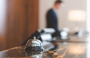 O femeie a murit la recepția unei pensiuni din Sinaia, după ce a fost lovită de partenerul său