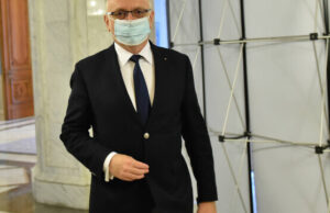 Ministrul Educaţiei Naţionale, Sorin Cîmpeanu, face un apel către părinţi ca, în situaţia în care constată că fiii sau fiicele lor au „cele mai mici simptome” ale infecţiei cu SARS-CoV-2, să nu îi trimită pe copii la şcoală.