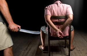 Torturi de nedescris. Ce au pățit trei români după ce au fost sechestrați în Franța. Șapte persoane au fost condamnate la închisoare