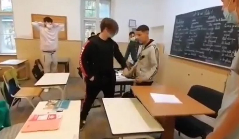 Elev bătut de colegi pentru că a refuzat să fie umilit Elev bătut de colegi pentru că a refuzat să fie umilit