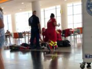 Un bătrân a murit în timp ce mânca la un mall. Oamenii din jur filmau și nu au intervenit să-i acorde primul ajutor