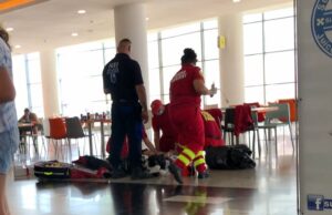 Un bătrân a murit în timp ce mânca la un mall. Oamenii din jur filmau și nu au intervenit să-i acorde primul ajutor