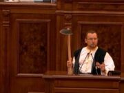 Un senator PSD a lăsat mască pe toată lumea: a intrat în Parlament cu o sapă şi a ţinut un discurs ironic la adresa preşedintelui Iohannis