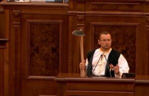 Un senator PSD a lăsat mască pe toată lumea: a intrat în Parlament cu o sapă şi a ţinut un discurs ironic la adresa preşedintelui Iohannis