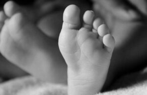 Fetița de doi ani care a murit înecată în cadă a trăit clipe de groază înainte de a muri. Ce detalii scot la iveală anchetatorii