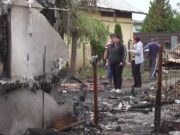 Patru frați au rămas pe drumuri, după ce le-a ars casa. Unul este grav bolnav