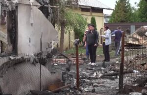 Patru frați au rămas pe drumuri, după ce le-a ars casa. Unul este grav bolnav