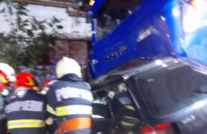 Accident grav în județul Caraș-Severin. Patru persoane au murit după ce mașina în care se aflau a intrat sub un TIR