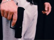 Un bărbat de 38 de ani din Dolj a fost reţinut după ce a ameninţat cu un pistol o tânără de 19 ani, pe o stradă din Băileşti