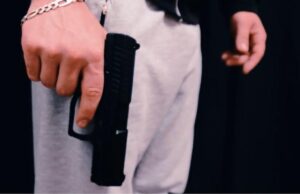 Un bărbat de 38 de ani din Dolj a fost reţinut după ce a ameninţat cu un pistol o tânără de 19 ani, pe o stradă din Băileşti