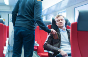 Un hoț care a furat portofelul unui bărbat în tren, la Medgidia, a rămas și el surprins de ce a găsit înauntru. A crezut că a dat lovitura vieții