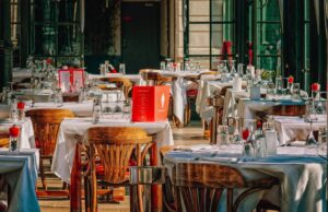 Guvernul vrea sa schimbe regulile. Restaurantele ar putea rămâne deschise dacă persoanele din interior au certificat verde