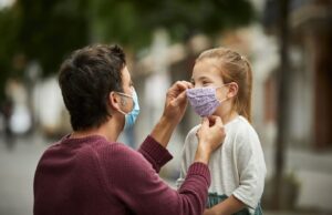 Masca ar putea deveni iar obligatorie în aer liber. Când se va întâmpla
