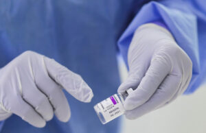 Doctorița acuzată că a vaccinat fictiv 10 fotbaliști și soțul ei au fost reținuți