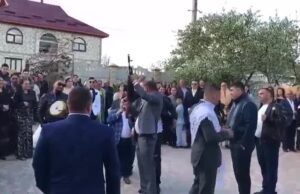 Reacția Poliției Române privind imaginile în care nuntașii trag cu armele de foc în aer, la o nuntă la care cânta Adrian Minune