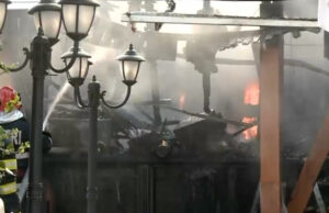 Incendiu devastator în Mamaia: trei terase au ars ca o torță, mai multe butelii au explodat. Turiștii i-au ajutat pe pompieri