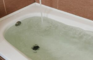 O fetiță din Iași a murit la spital, după ce a fost lăsată nesupravegheată în cadă. Incredibil ce au descoperit medicii pe corpul micuței