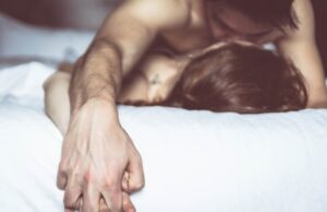 Un bărbat a murit după o partidă de amor! Folosise superglue în loc de prezervativ