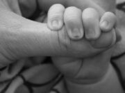 Fetița de doi ani din Iași, ajunsă în comă la spital, a murit! Mama copilului este principala suspectă