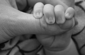 Fetița de doi ani din Iași, ajunsă în comă la spital, a murit! Mama copilului este principala suspectă