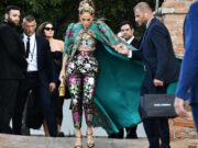 Jennifer Lopez, gafă de proporții la prezentarea de modă Dolce & Gabbana. Detaliul scăpat din vedere a fost taxat de fani imediat