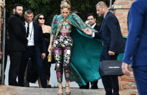 Jennifer Lopez, gafă de proporții la prezentarea de modă Dolce & Gabbana. Detaliul scăpat din vedere a fost taxat de fani imediat