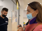 O deputată fără certificat verde a făcut scandal la Înmatriculări. Oamenii au reacționat: „Chemaţi, bă, mascaţii să o ia de aici”