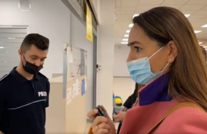 O deputată fără certificat verde a făcut scandal la Înmatriculări. Oamenii au reacționat: „Chemaţi, bă, mascaţii să o ia de aici”