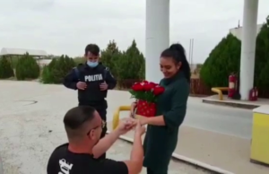 Cerere în căsătorie după o oprire în trafic. Cum au fost polițiștii din Dolj complici la o scenă de dragoste inedită