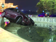 Accident neobișnuit în Capitală. Un tânăr a pierdut controlul volanului și a plonjat cu mașina într-o fântână arteziană